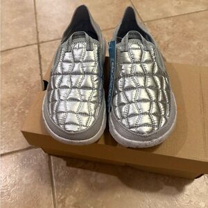 MERRELL women’s Hut Moc 2 Shine Shoes